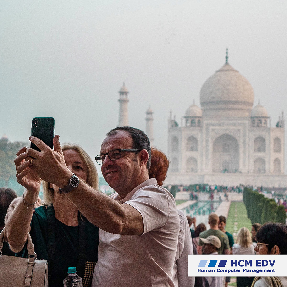 Mann und Frau, die im Urlaub ein Selfie mit dem Smartphone machen